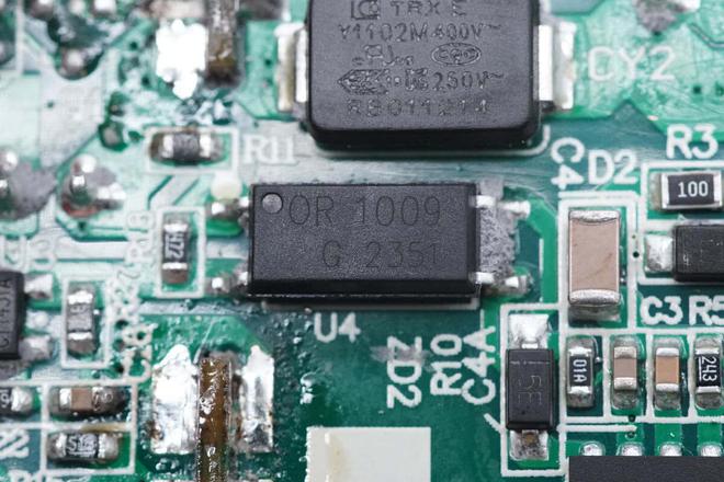 内置东科DK8607亿博电竞 亿博官网AD合封氮化镓芯片mophie 67W氮化镓充电器拆解(图9)